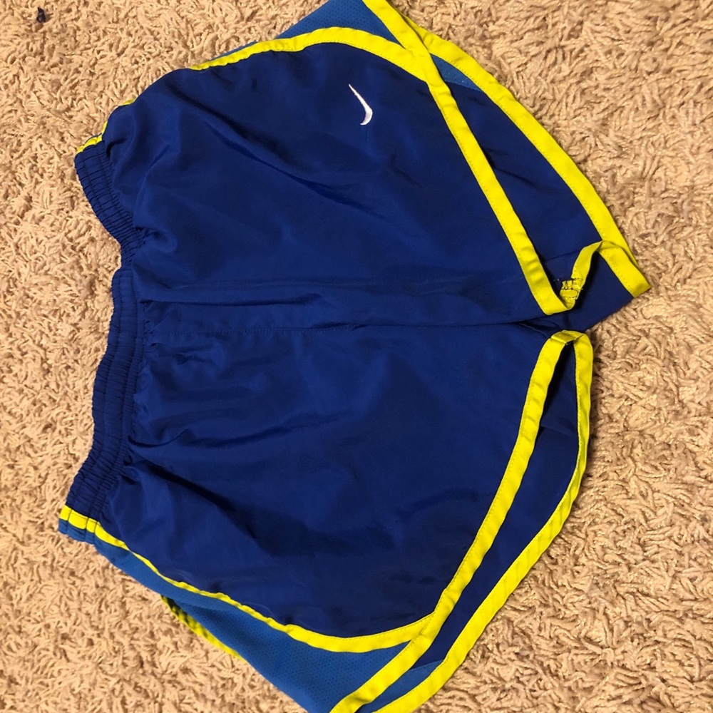 Nike shorts💛💙